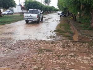 Riacho Seco transborda com chuva e causa muitos problemas em Barbalha