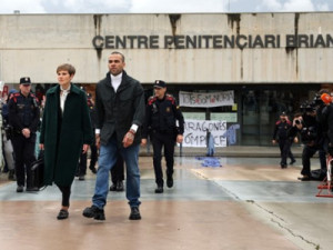 Daniel Alves deixa prisão em Barcelona após 14 meses