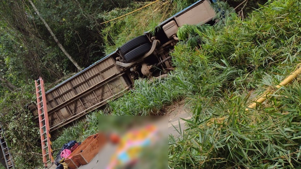 Capotamento de ônibus em rodovia de Minas Gerais deixa sete mortos
