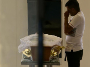 Despedida: Indignação marca funeral de zelador morto dentro do IJF